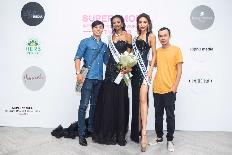 Hạnh phúc trước thành công bất ngờ của học trò mình, chuyên gia đào tạo Phúc Nguyễn chia sẻ: “Nhìn dàn thí sinh năm nay tôi cũng chỉ tiên liệu Khả Trang vào top 3, việc giành được ngôi vị quán quân thực sự nằm ngoài mong đợi. Khả Trang đã cố gắng rất nhiều, nỗ lực rất lớn để có được thành quả này”.