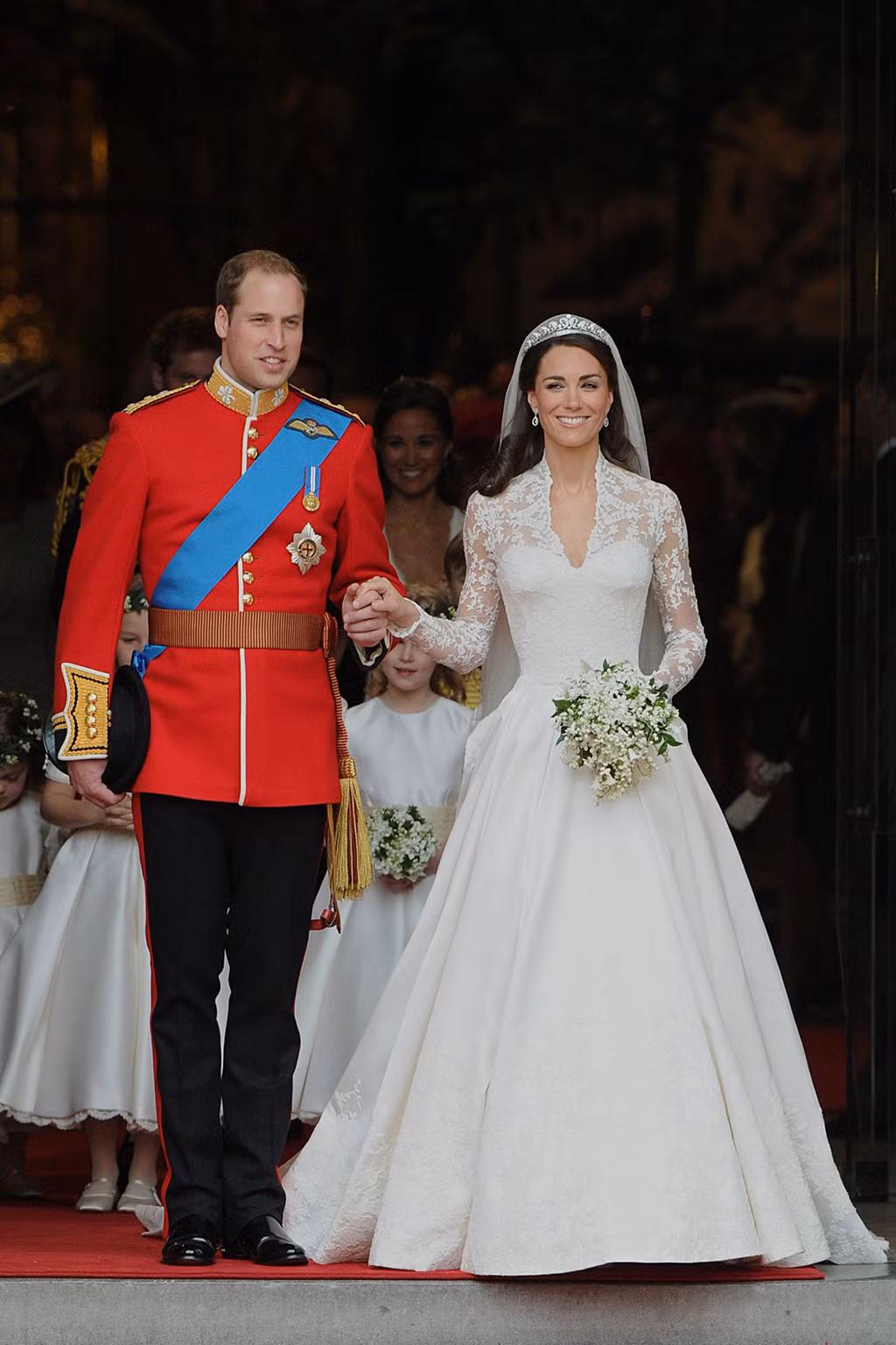 Váy cưới của Nữ công tước Cambridge - Kate Middleton do nhà thiết kế danh tiếng Sarah Burton của thương hiệu Alexander McQueen thực hiện. Đến nay, đây vẫn là thiết kế váy cưới được yêu thích nhất trên thế giới. Đây là thiết kế hoàn hảo cho việc vừa che khuyết điểm và vừa tôn ưu điểm cho cô dâu. Vóc dáng Kate thanh mảnh, xương quai xanh nhô rõ, nên váy cưới với tay dài, cổ đắp ren kín đáo đã che được phần ngực gầy. Phần ren của váy cưới được làm thủ công, sử dụng kỹ thuật thêu Ireland từ những năm 1820.