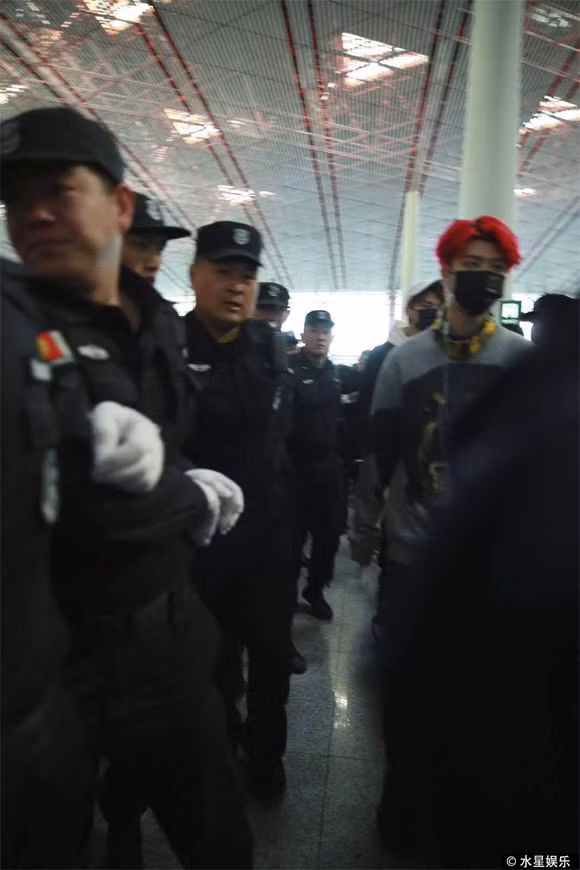 Mới đây, em trai Phạm Băng Băng - Phạm Thừa Thừa đã có mặt tại sân bay di chuyển đến Thái Lan quay quảng cáo. Đây là lần đầu tiên anh xuất hiện sau chương trình "Idol Produce" kết thúc mùa một.