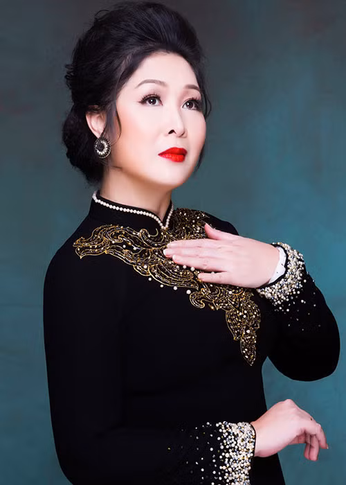 Có cuộc sống gia đình hạnh phúc cùng nghiệp diễn thành công, bà bầu Hồng Vân được nhiều người ngưỡng mộ.