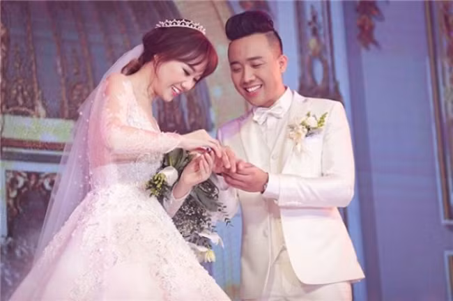 Về phía nghi lễ, Trấn Thành - Hari Won làm ngắn gọn hơn theo nghi thức Hàn Quốc thậm chí không có màn đón dâu khiến nhiều người bất ngờ.
