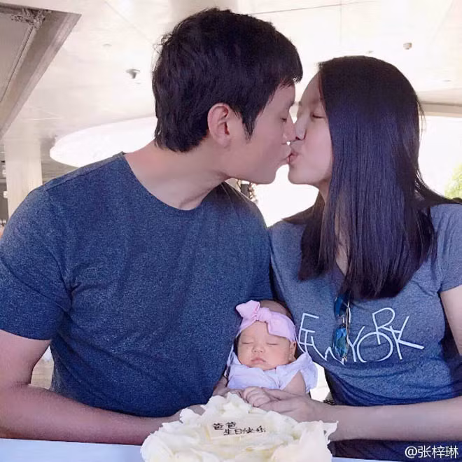 Từ khi có con gái, Trương Tử Lâm chịu khó đăng tải ảnh về gia đình nhỏ lên mạng xã hội hơn hẳn.