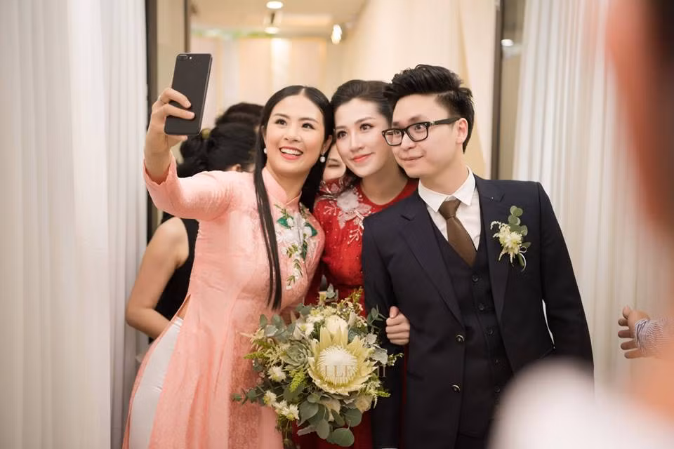 Ngày vui của Tú Anh có sự chung vui của nhiều bạn bè. Hoa hậu Ngọc Hân dự lễ đón dâu. Cô chụp ảnh kỷ niệm cùng cặp đôi.