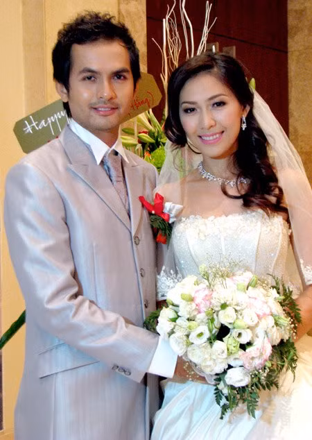  Đức Tiến sinh năm 1980, anh bắt đầu sự nghiệp người mẫu từ năm 2001. Với chiều cao lí tưởng, gương mặt điển trai, cùng vóc dáng hoàn hảo, Đức Tiến không chỉ tự tin sải bước trên sàn catwalk mà anh còn thử sức với nhiều công việc khác như MC, diễn viên...