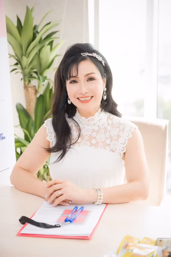 Hoa hậu Việt Nam 1988 - Bùi Bích Phương - tiếp đảm đảm nhận vai trò giám khảo lần thứ 3 sau hai năm 2008, 2012. Sau 20 năm đăng quang Hoa hậu Việt Nam, người đẹp họ Bùi đã có sự thay đổi khá nhiều về nhan sắc, song cô vẫn thu hút và rạng rỡ không kém những Hoa hậu đàn em.