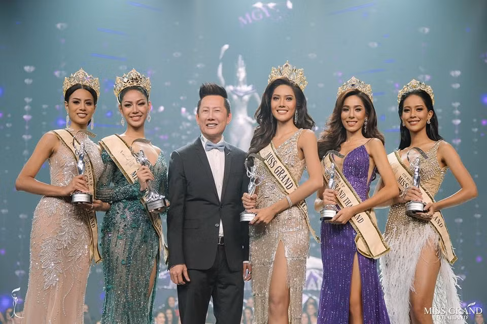 Bốn danh hiệu á hậu lần lượt được trao cho các người đẹp Jukjick Jirachaya thuộc tỉnh Nakon Pathom, Aink Ingchanok (đến từ Sakon Nakhon) Biw Nantapak (Buriram) và Tungmay Matawee (tỉnh Sa Kaeo). Trong đêm chung kết, các thí sinh đều diện đầm dạ hội gợi cảm, đính kết cầu kỳ.