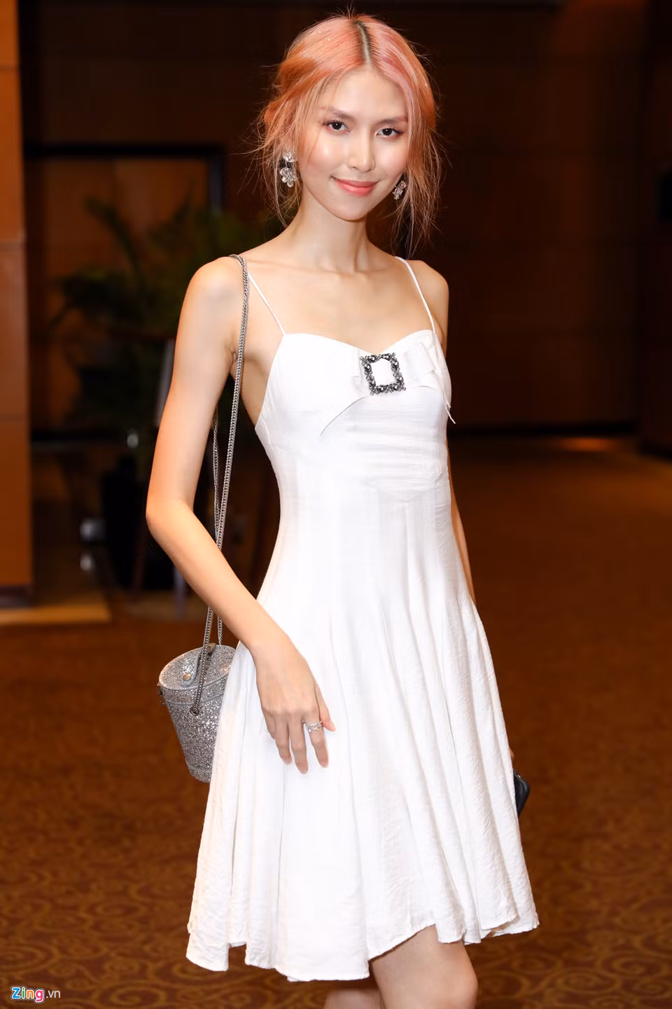 Người mẫu Thùy Dương cũng chọn đầm trắng đi đám cưới Tuyết Lan. Cô là một trong những đồng nghiệp thân thiết với Tuyết Lan. Nữ người mẫu cho biết yêu quý Tuyết Lan ở phong cách làm việc chuyên nghiệp và thân thiện, cởi mở với đàn em.