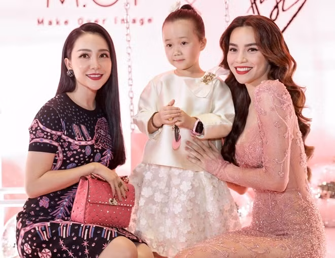 Nữ nghệ sĩ múa Linh Nga đến cùng con gái.