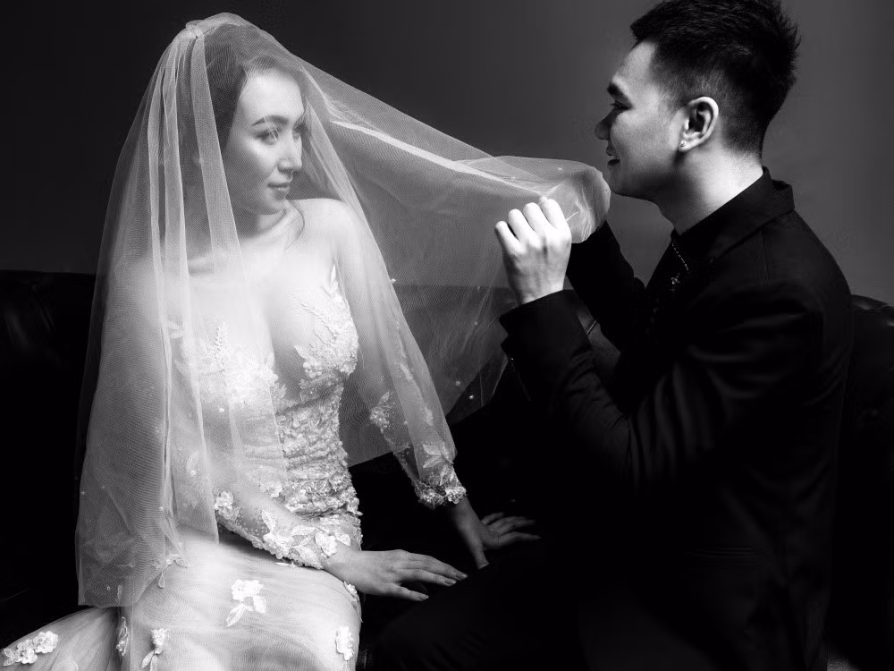 Chia sẻ về lý do chụp ảnh cưới với tông trắng đen đơn giản, Khắc Việt nói: "Tôi mong muốn người xem sẽ không bị chi phối bởi màu sắc mà tập trung vào cảm xúc chân thực của cô dâu chú rể trong từng bức hình. Đó là những nụ cười hạnh phúc khi bên nhau, là những chiếc hôn ngọt ngào, vòng tay ấm áp".