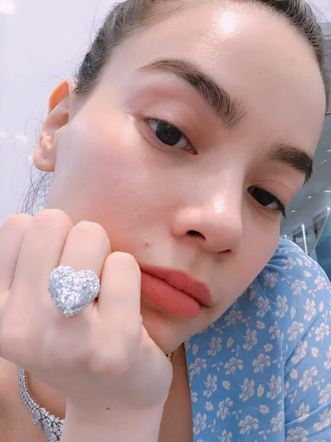 Hà Hồ lại gây chú ý khi đeo chiếc nhẫn kim cương mới, khác hẳn nhẫn bị nghi "sống ảo".