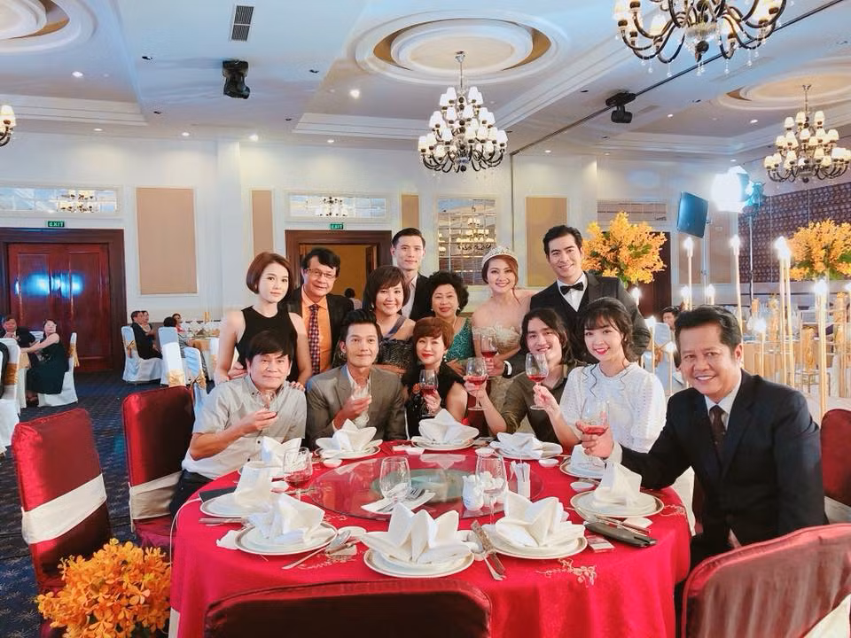 Tuy nhiên, thông qua vài hình ảnh khác, khán giả nhanh chóng nhận ra đây chỉ là một cảnh trong bộ phim sitcom mà vợ chồng Ngọc Lan - Thanh Bình đang tham gia. Tuy nhiên, nhìn gương mặt rạng rỡ và hạnh phúc của cả 2, nhiều khán giả cũng mong cặp đôi sớm có một đám cưới thật sự sau 2 năm ăn hỏi.