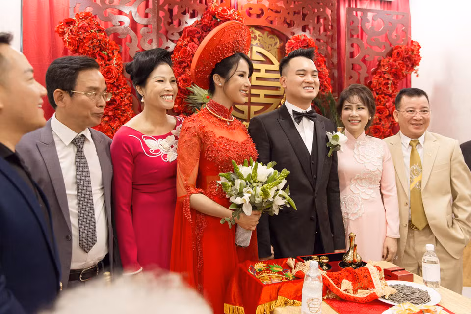 Diệp Lâm Anh và chú rể hạnh phúc trong sự ủng hộ của hai bên gia đình. Cô từng chia sẻ cha mẹ chồng tâm lý, hiện đại và cởi mở nên không có chút nghi ngại khi con dâu tham gia showbiz.