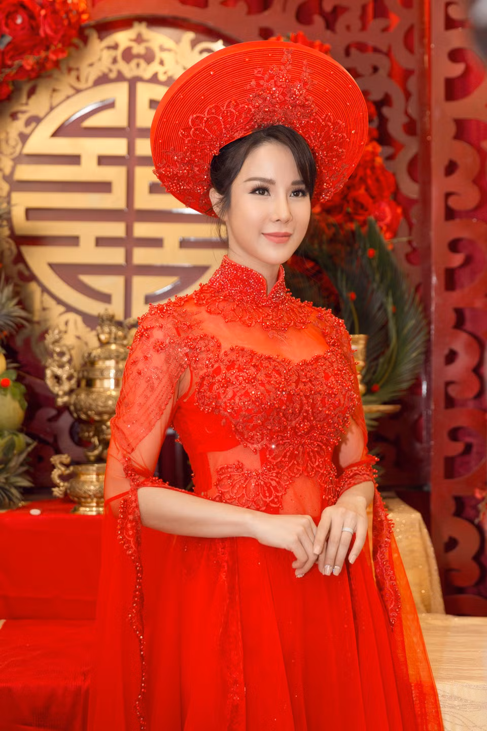 Cô dâu lộ vòng hai lớn hơn bình thường. Trước đó, trong tiệc độc thân với những người bạn, Diệp Lâm Anh cũng khiến mọi người nghi ngờ khi vòng 2 to bất thường, làm dấy nghi vấn cô đang mang thai.