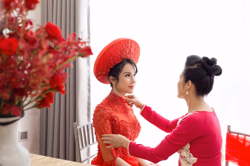 Cô dâu được mẹ chăm lo và chỉnh trang phục trước khi gia đình nhà trai tới. Diệp Lâm Anh cho biết cô coi mẹ như bạn nên mọi chuyện đều có thể chia sẻ với bà.