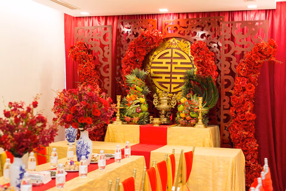 Sáng 5/5, lễ thành hôn của Diệp Lâm Anh và thiếu gia Đức Phạm diễn ra tại nhà riêng. Không gian lễ cưới tại nhà cô dâu được trang trí nổi bật, sang trọng với hai gam màu đỏ và vàng.