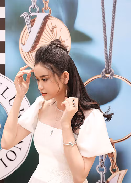 Trong khi Bình Minh lên tiếng phân trần, hình ảnh thân mật của cả hai chỉ là ảnh hậu trường phim, Trương Quỳnh Anh lại chọn cách giữ im lặng.