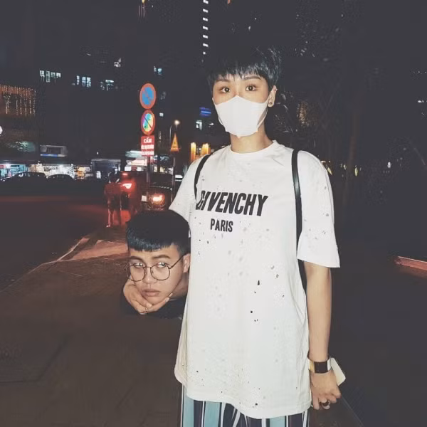 Duy Khánh, Miu Lê có lẽ là cặp bài trùng cập nhật phong cách này sớm nhất. Mới đây, trong bức ảnh được Duy Khánh đăng tải trên trang cá nhân, cộng đồng mạng vô cùng thích thú khi nhìn thấy… thủ cấp của anh đang nằm trên tay cô bạn thân, anh chàng còn đăng tải lời bình: ”Hai đứa đua đòi theo trào lưu BST mới của Gucci.” Có thể thấy, phong cách chụp ảnh này đã tạo ra sự thu hút đến nhường nào.