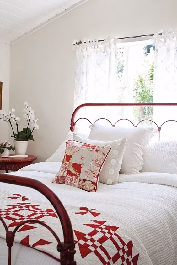 Gối và chăn với họa tiết màu đỏ tinh tế là quá đủ để có được phòng ngủ lãng mạn, tràn ngập yêu thương.