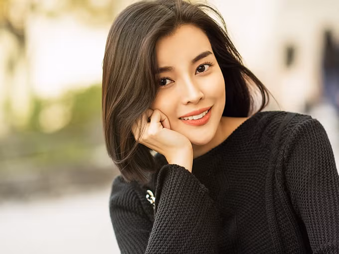 Hữu Vi (bạn trai cũ của người đẹp Vũ Ngọc Anh) ngoài đời cực kỳ lạnh lùng, ít nói. Bởi thế Cao Thái Hà là người chủ động hẹn anh chàng đi uống cà phê, đi ăn nhằm có cảm xúc với nhau để ra phim trường diễn tốt hơn. Một lần, mặc dù đã 11 giờ đêm, Hữu Vi rủ cô đến cà phê cùng bạn bè cậu ấy, cô vẫn lái xe đi vì muốn tạo sự gần gũi nhất định cho cả hai. Nhờ vậy, mà cả hai cũng bớt đi sự bối rối ban đầu khi đóng chung.