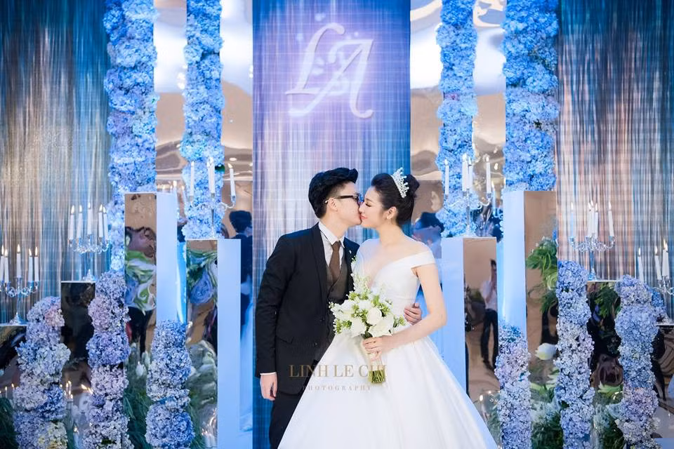 Tú Anh và Gia Lộc trao cho nhau nụ hôn ngọt ngào.