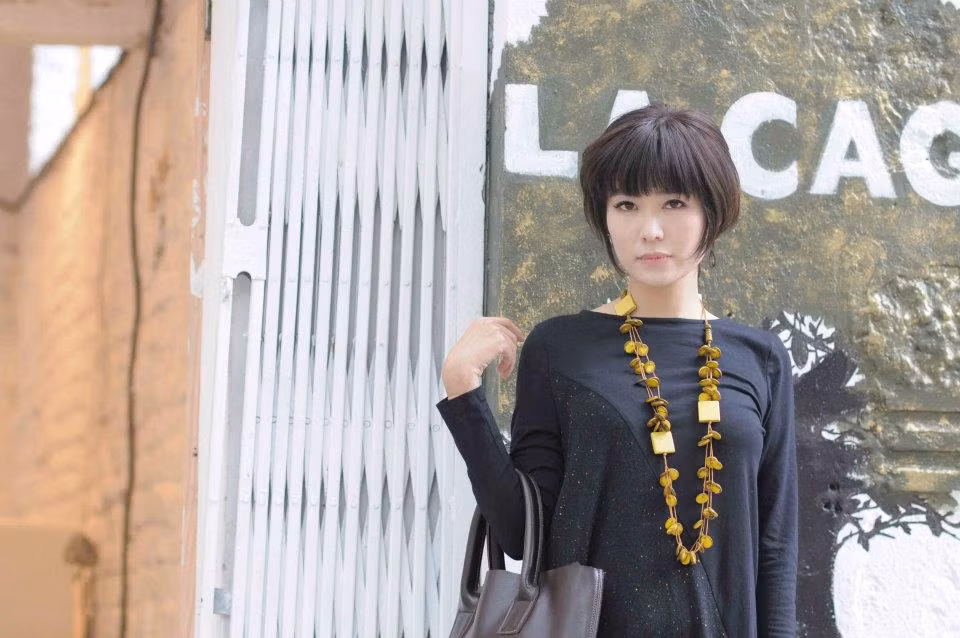 Cô cập nhật phong cách ăn mặc trẻ trung với lối trang điểm đậm, sắc nét để phù hợp với thời đại.