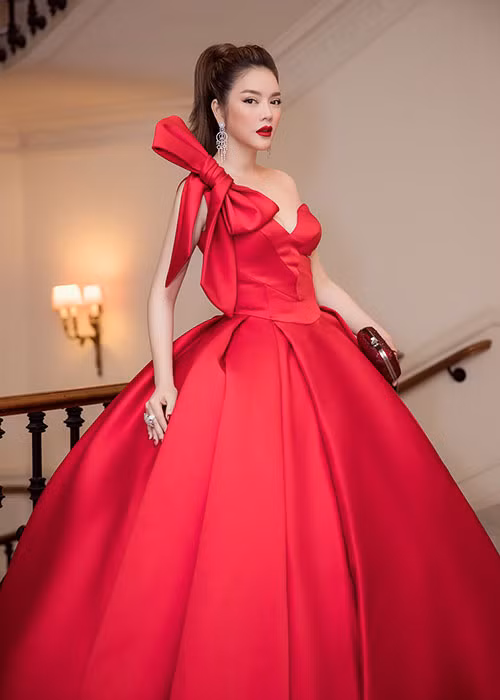 Chiếc váy với phần vai trễ được thiết kế đặc biệt giúp chủ nhân khoe bờ vai gợi cảm một cách khéo léo.