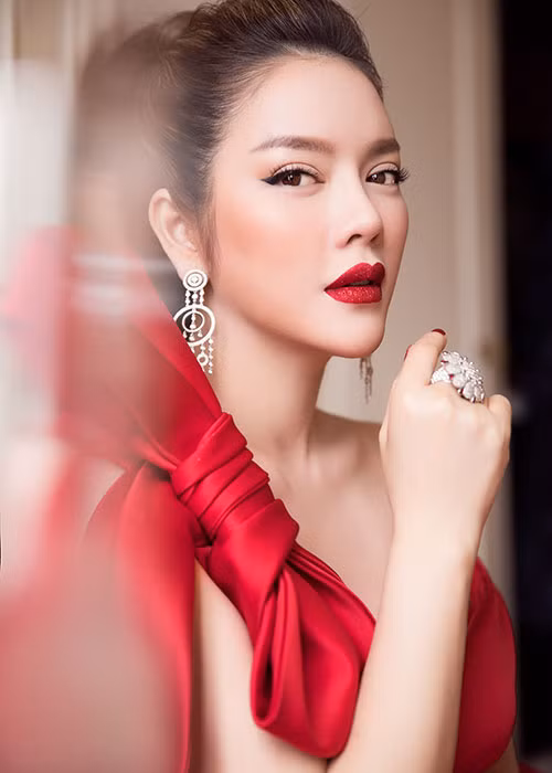 Như thường lệ, kim cương là phụ kiện không thể thiếu của nàng kiều nữ để hoàn thiện set đồ sang trọng này.