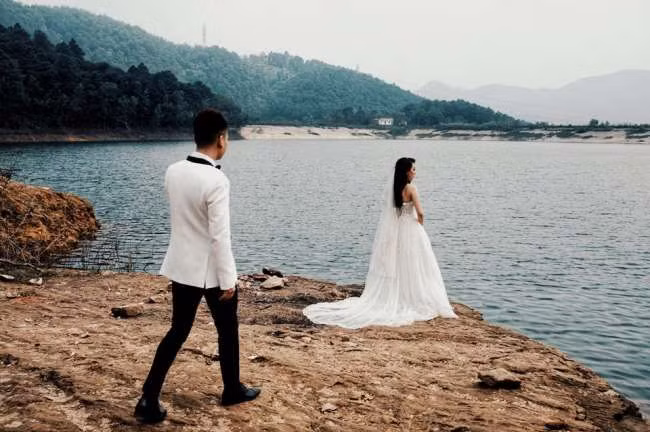 Hiện bạn bè, khán giả đang rất mong chờ đám cưới của Khắc Việt và bạn gái DJ.