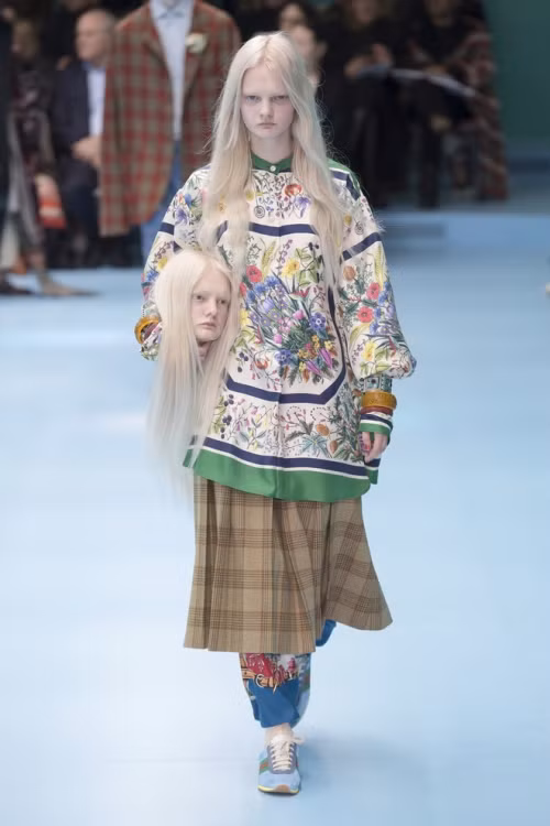 Show mới nhất của Gucci, thuộc khuôn khổ Tuần lễ thời trang Milan - Milan Fashion Week Thu/Đông 2018 đã chính thức khép lại, nhưng đến nay, dư âm của nó vẫn lan tỏa mạnh mẽ trên khắp các trang mạng xã hội. Đặc biệt, với điểm nhấn là màn catwalk ôm thủ cấp vô cùng ấn tượng, giám đốc sáng tạo của hãng - Alessandro Michele đã thành công khi khiến giới mộ điệu phải hú hét, xuýt xoa bởi một thế giới tưởng tượng đầy sự cuồng loạn, lạ mắt. Ngay sau đó, trào lưu ôm thủ cấp chụp ảnh cũng bắt đầu nở rộ và nhanh chóng lan tỏa nơi các tín đồ thời trang, đúng theo dự đoán của nhiều người.