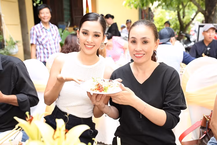 Hoa hậu Trần Tiểu Vy chụp ảnh cùng mẹ.