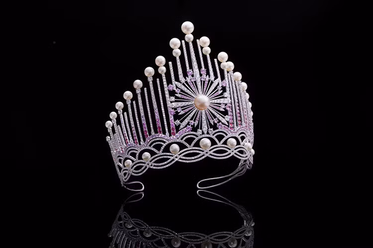 Bên cạnh những viên ngọc trai trân quý, 3260 viên đá sapphire với tông màu trắng và hồng, tượng trưng cho niềm tự hào của Việt Nam với hơn 3260 km đường bờ biển trải dài từ Bắc chí Nam.