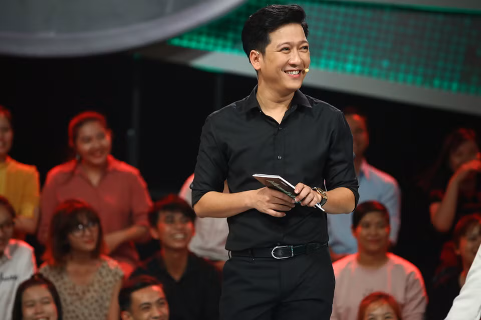 Cuối tuần qua, Trường Giang trở lại với công việc sau thời gian sang Mỹ lưu diễn. Xuất hiện tại buổi ghi hình game show, nam diễn hài cố tỏ ra hoạt náo khi tung hứng cùng đồng nghiệp.