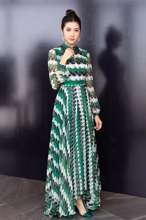Á hậu Thúy Vân cũng xuất hiện tại sự kiện. Cô diện váy nhẹ nhàng kín đáo.