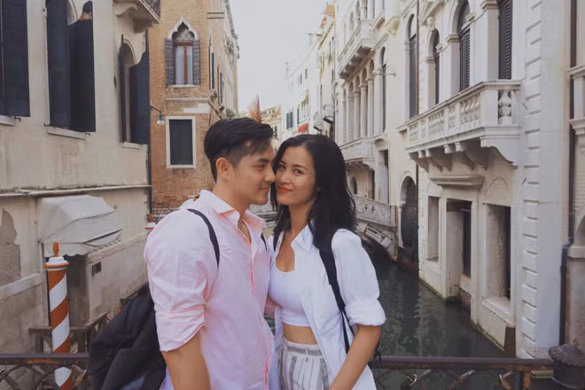 Cuoc song cua ca si Dong Nhi tu khi yeu thieu gia giau su