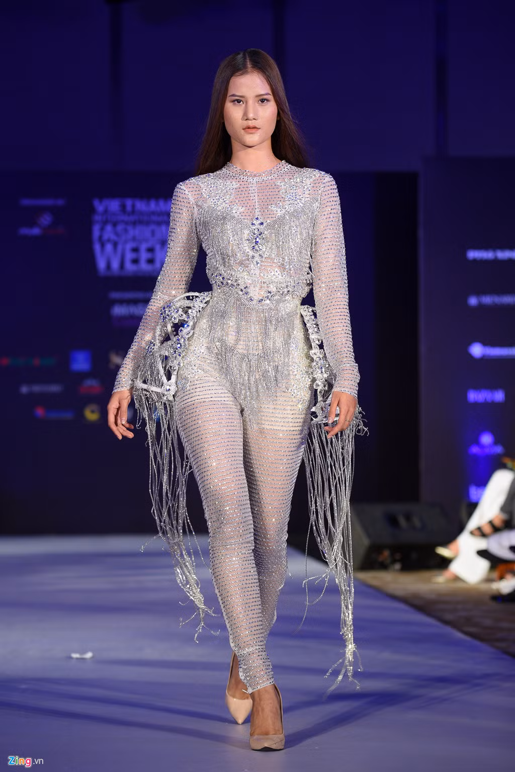 Ngoài ra, sự kiện còn tổ chức các hoạt động chụp ảnh street style bên lề. Đây sẽ là nơi giúp những bạn yêu thích thời trang thể hiện cá tính riêng, thông qua cách kết hợp trang phục nhằm tạo ấn tượng với phóng viên ảnh.