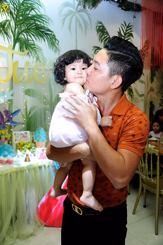 Một người bạn thân thiết của Hải Băng cho chúng tôi biết giọng ca "Viên đá nhỏ" mang thai con thứ hai là một bé trai do "vỡ kế hoạch".