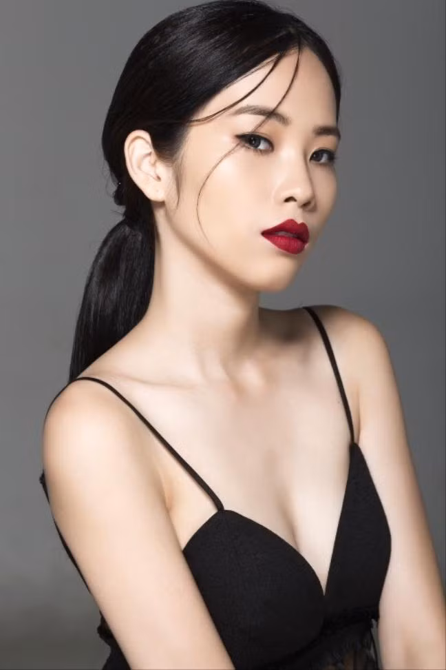 Nam Anh (Nguyễn Thị Lệ Nam) - chị gái của Hoa khôi Nam Em cũng là cái tên gây chú ý tại cuộc thi. Người đẹp có kinh nghiệm trong nghề mẫu hứa hẹn sẽ làm nên chuyện.
