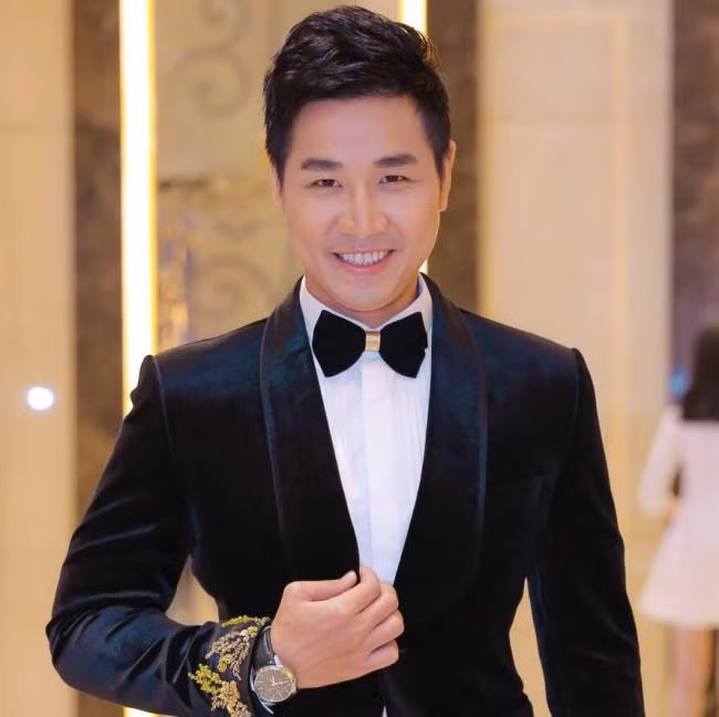 MC Nguyên Khang dành nhiều lời an ủi, động viên và nhắn nhủ tới Bùi Tiến Dũng khi chứng kiến nam thủ môn U23 bật khóc vì áp lực dư luận.