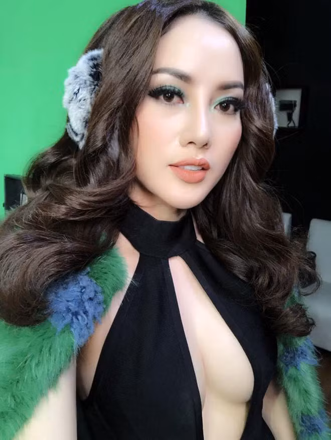 Sinh sống tại nước ngoài nên phong cách của vợ Lâm Vũ khá phóng khoáng, gợi cảm. Hiện Jennifer Huỳnh Tiên đang dưỡng thai tại Mỹ. Trong khi đó Lâm Vũ di chuyển qua lại giữa Mỹ và Việt Nam để chạy show.