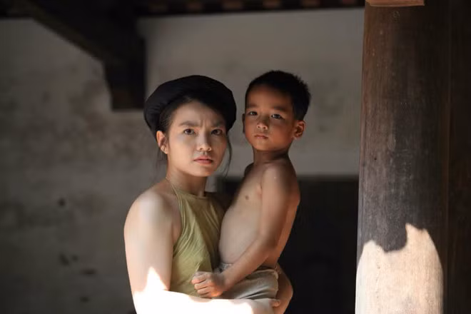 Nhân vật Hơn được xây dựng khác hẳn về tính cách so với nhân vật trong tiểu thuyết. Ảnh: NVCC.Nhân vật Hơn khác "một trời một vực"