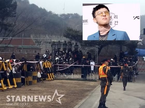 Rào chắn được dựng bên ngoài doanh trại để ngăn ngừa nguy cơ hỗn loạn. Ảnh: Star News.