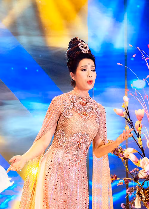 Góp mặt tại một chương trình ca nhạc quay hình các bản nhạc Bolero cùng nhiều nghệ sĩ khác, Trịnh Kim Chi gây ấn tượng với tạo hình đặc biệt.