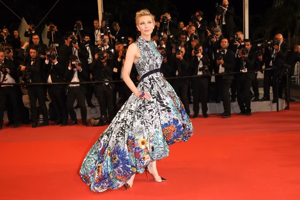 Được mệnh danh là một trong những "nữ hoàng thảm đỏ của Hollywood", Cate Blanchett hiếm khi khiến người hâm mộ thất vọng. Bộ đầm không chỉ thu hút về kiểu dáng, họa tiết, mà còn vừa vặn như đo ni đóng giày cho minh tinh 49 tuổi. Nhà thiết kế Mary Katrantzou chia sẻ cô đã bật khóc khi nhìn thấy hình ảnh này và thú nhận bản thân chưa bao giờ phấn khích đến như vậy khi chứng kiến khách hàng diện đồ của mình.