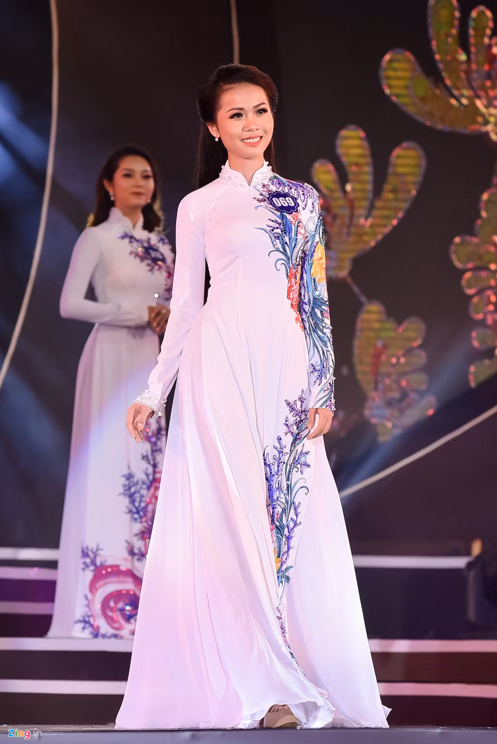 Trước đêm chung kết, thí sinh này cũng vướng tranh cãi liên quan đến việc tốt nghiệp trung học phổ thông. Ngay sau khi đăng quang, cô lên tiếng giải đáp vấn đề và khẳng định bằng cấp 3 của mình hoàn toàn minh bạch.