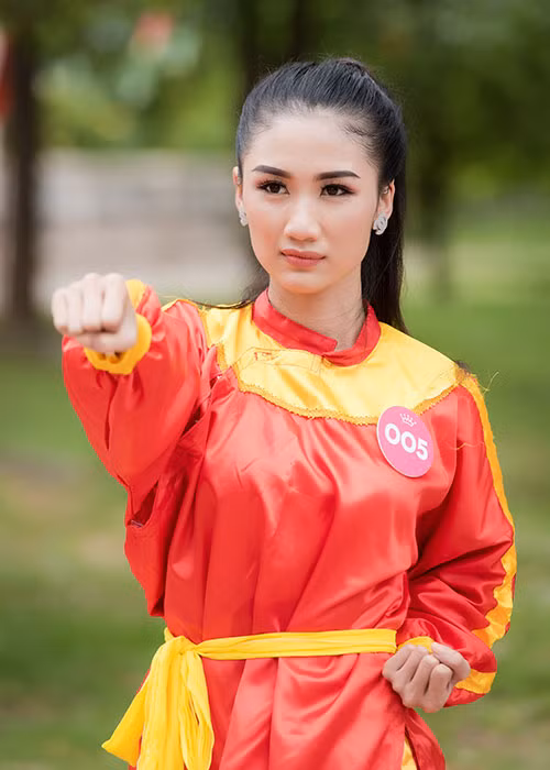 Từng học taekwondo, thí sinh Trương Thị Thanh Bình thích thú khi được thử sức với môn võ Tây Sơn Bình Định “danh bất hư truyền”.