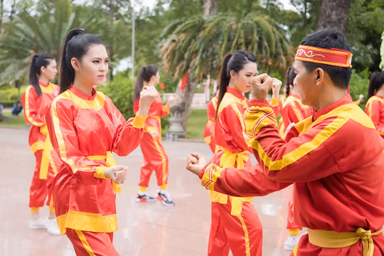 Đặc biệt, các người đẹp còn được hai võ sư Lê Xuân Nam và Hồ Sỹ dạy võ.