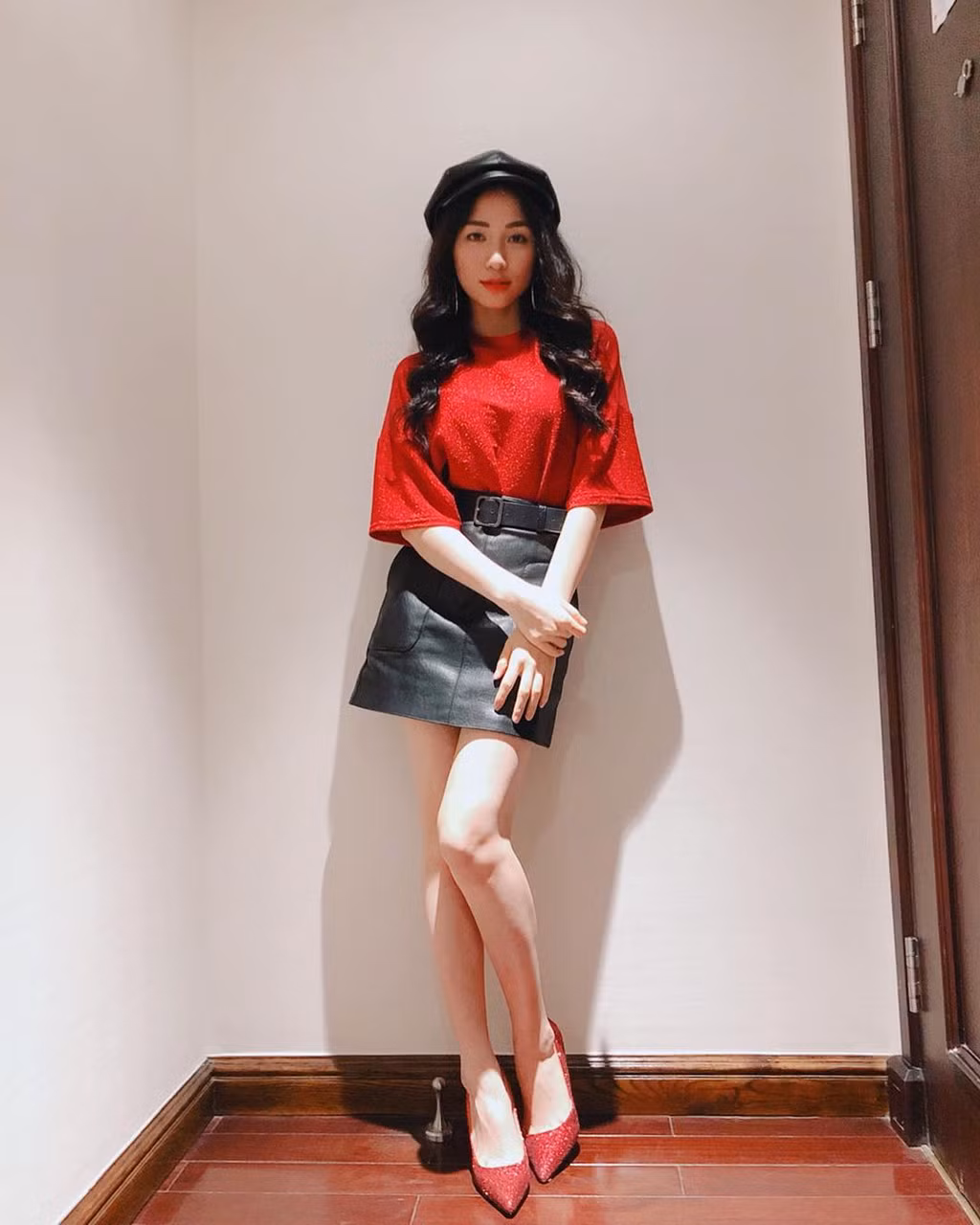 Trên sân khấu âm nhạc, Hòa Minzy sành điệu với những trang phục, phụ kiện hợp mốt. Sự đồng điệu màu sắc giữa áo thun và giày cao gót trở thành điểm nổi bật trên toàn set đồ.