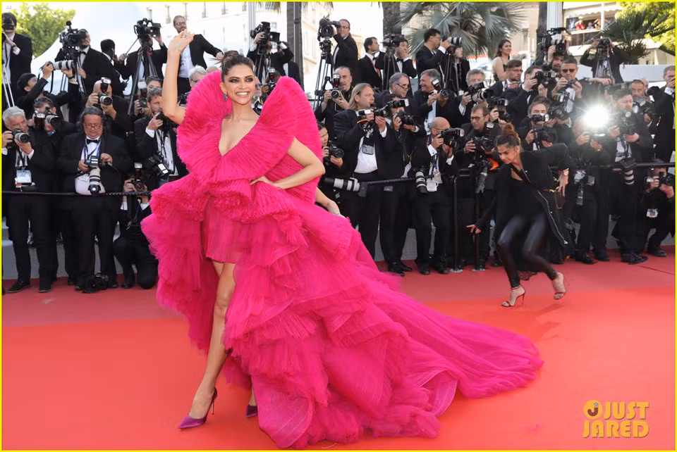 Nữ diễn viên nổi tiếng Ấn Độ Deepika Padukone gây chú ý khi diện mẫu thiết kế dáng mullet, được tạo nên bằng những lớp bèo nhún cầu kỳ, tỉ mỉ của Ashi Studio ở sự kiện công chiếu phim Ash Is The Purest White. Bộ đầm màu hồng fuchsia được cô kết hợp cùng giày cao gót đồng điệu. Deepika là mỹ nhân tài năng bậc nhất Bollywood, từng góp mặt trong bom tấn xXx: Return of Xander Cage, bên cạnh Vin Diesel.