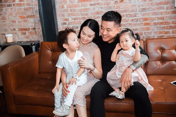 Sau "Nắm lấy tay anh" cũng do Tú Dưa sáng tác, có thể "Ngày cha gặp con" sẽ tạo một cú hích để tên tuổi Tuấn Hưng tiếp tục ở lâu thêm trong lòng người hâm mộ.