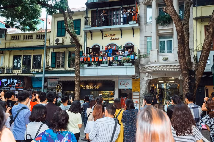 Quán cà phê ca nhạc này nằm trên phố đi bộ Hồ Gươm vào những ngày cuối tuần nên Tuấn Hưng hát trên ban công tầng 2 để hát tặng khán giả.